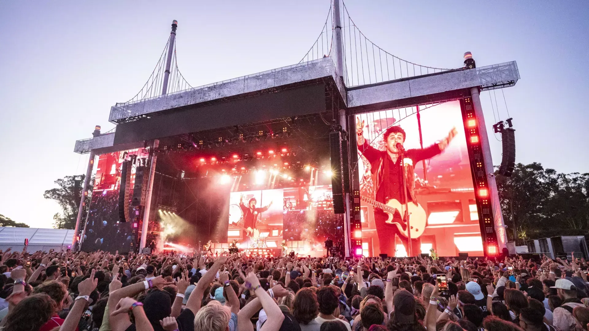 Bild von Green Day auf der großen Leinwand bei ihrem Auftritt beim Outsidelands Festival