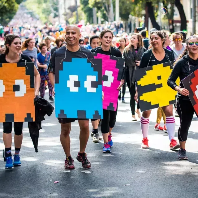 Corredores vestidos com fantasias de Pac Man para Bay to Breakers Race SF